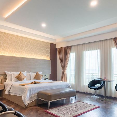 Muara Hotel And Mall Тернате Екстер'єр фото