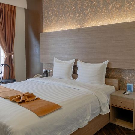 Muara Hotel And Mall Тернате Екстер'єр фото