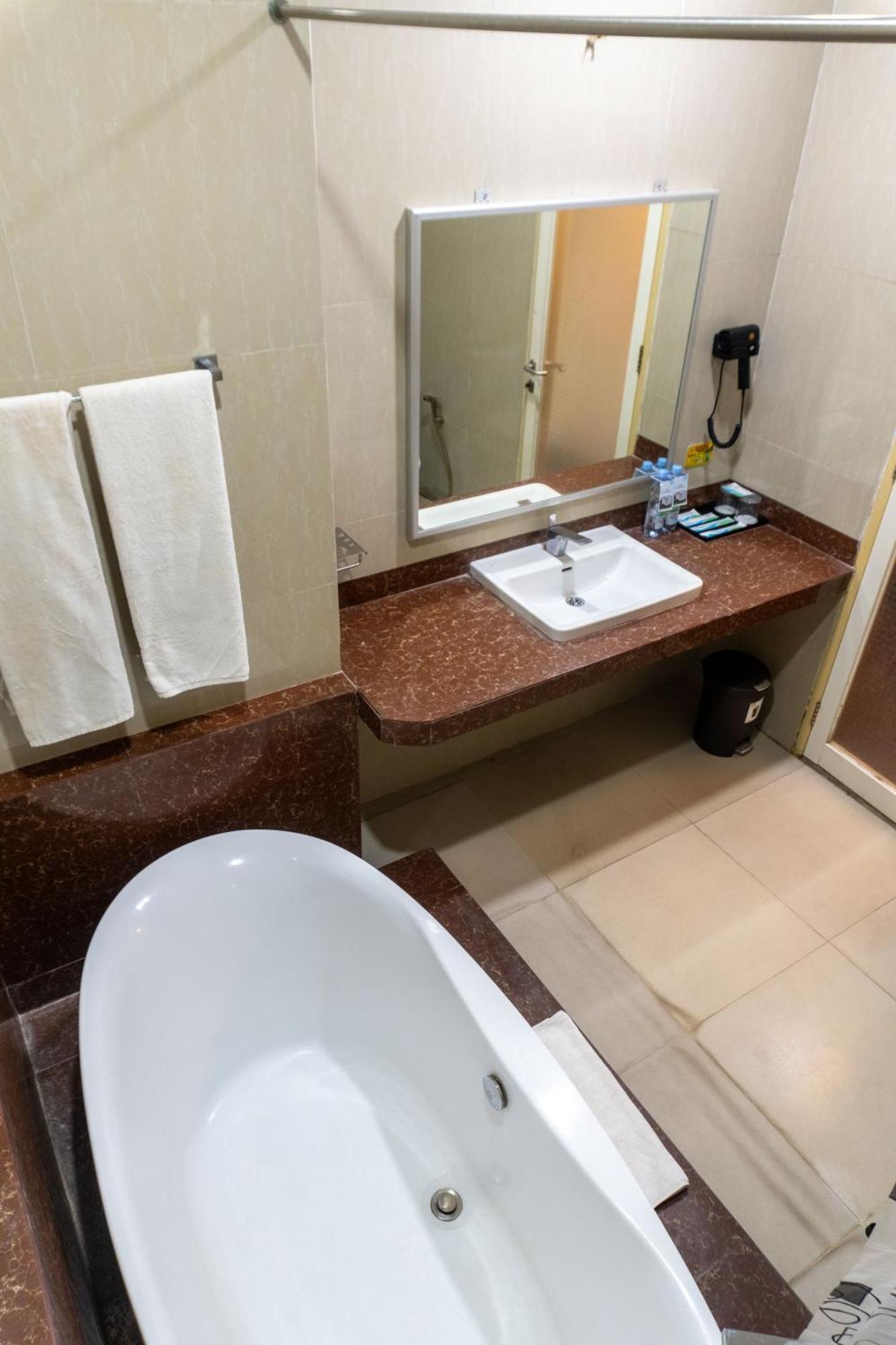 Muara Hotel And Mall Тернате Екстер'єр фото