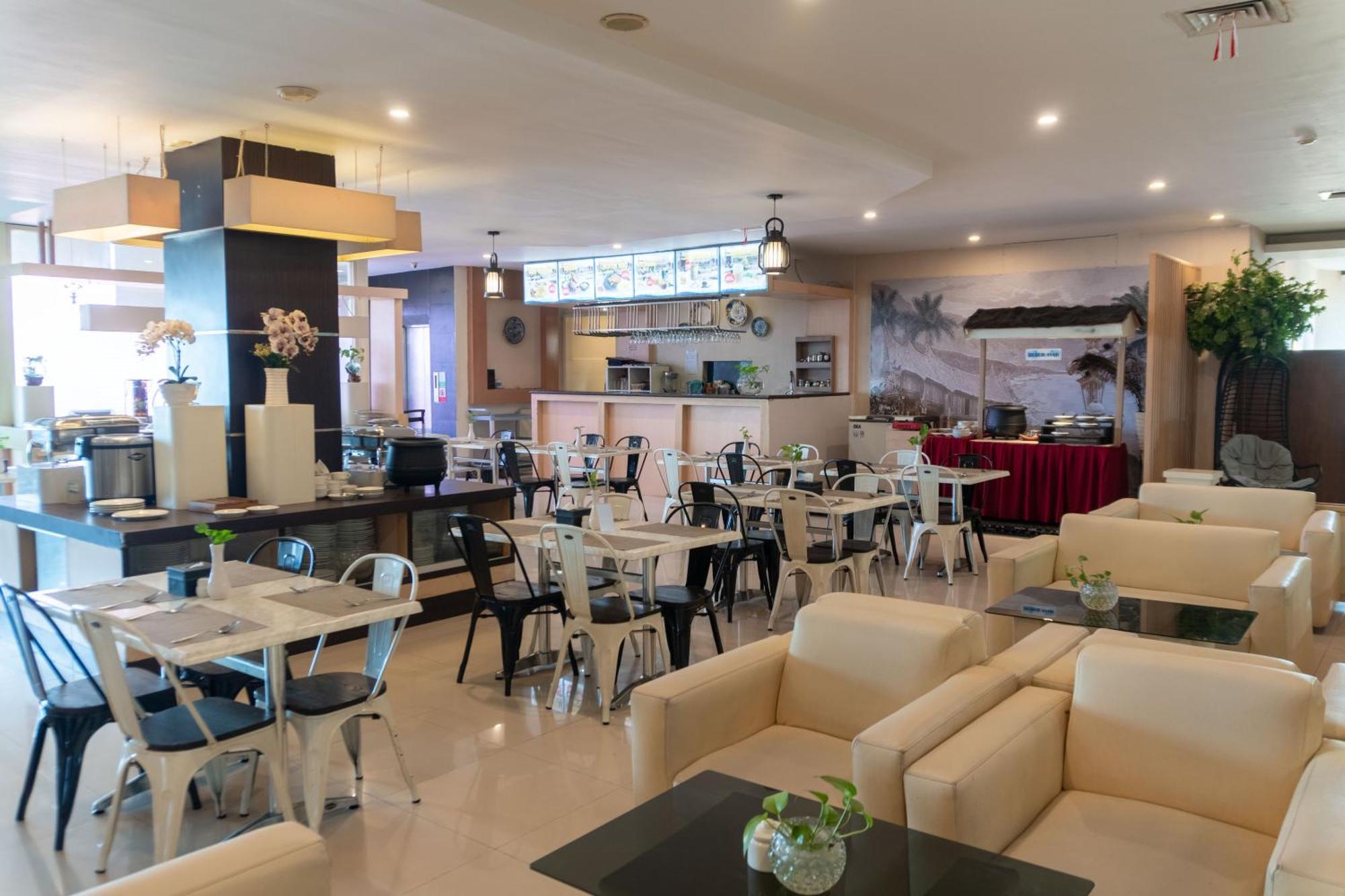 Muara Hotel And Mall Тернате Екстер'єр фото